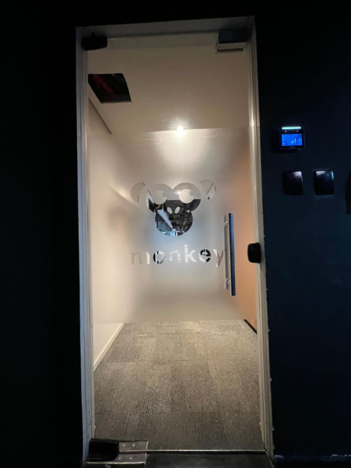 Serve para porta de madeira? | Cipriani Comunicação Visual