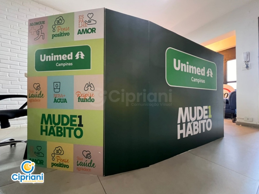 Adesivação de Stand para Balcão Móvel em Evento | Projetos Cipriani Comunicação Visual