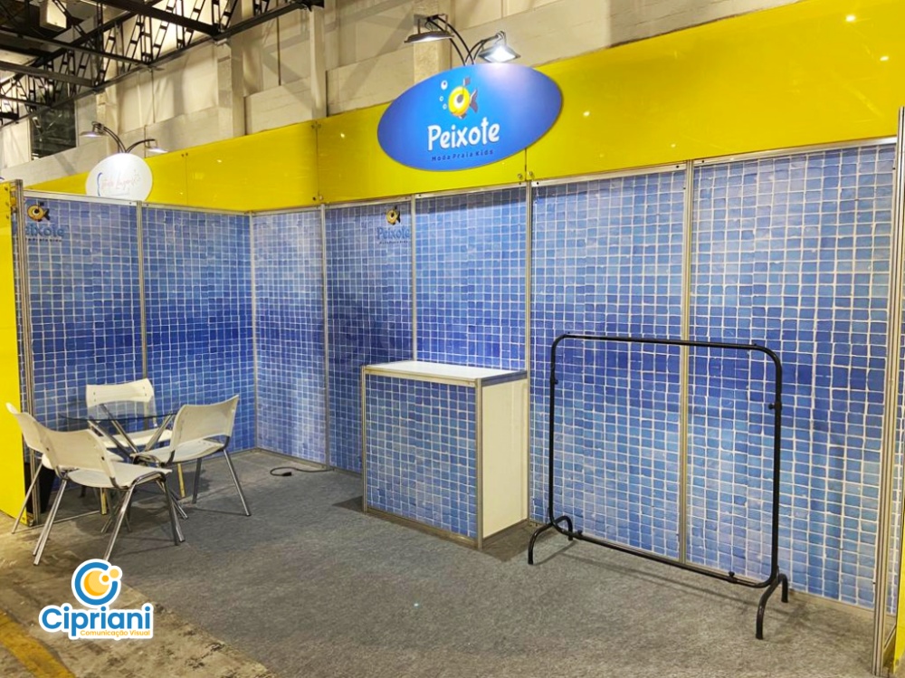 Adesivação de Stand para Feira de Roupas Infantis | Projetos Cipriani Comunicação Visual