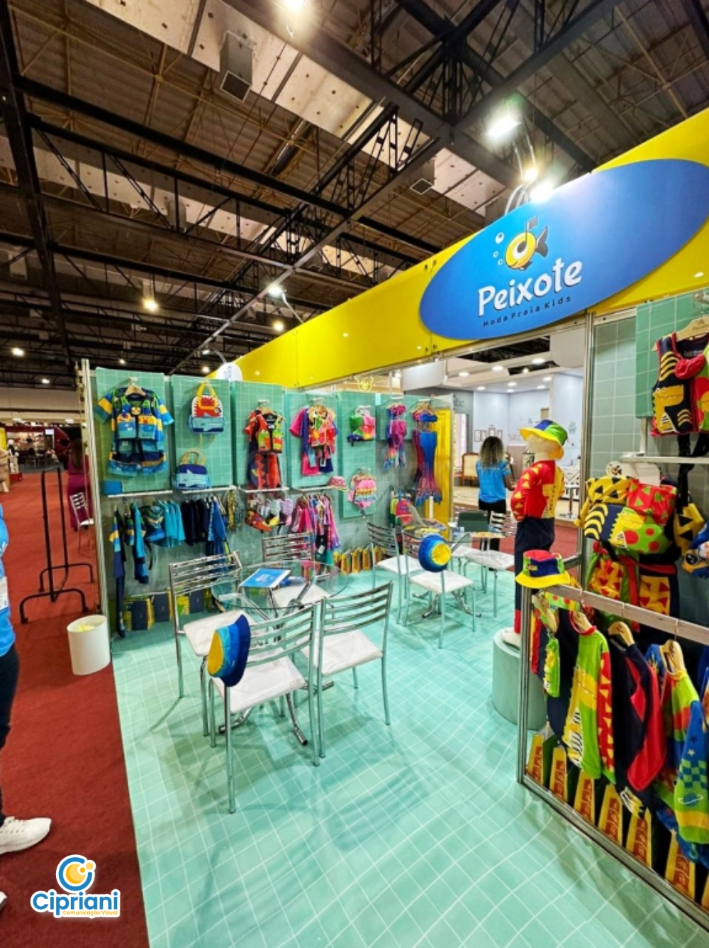 Adesivação de Stand para Feira de Roupas Infantis, Conheça 1 Imagem