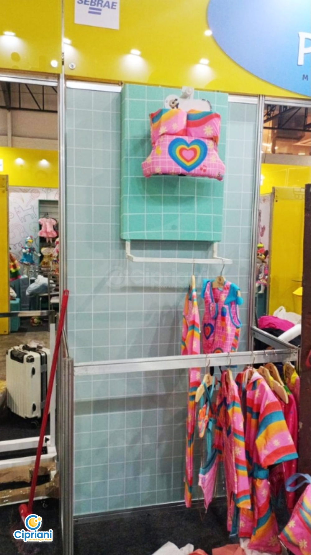 Adesivação de Stand para Feira de Roupas Infantis, Conheça 2 Imagem