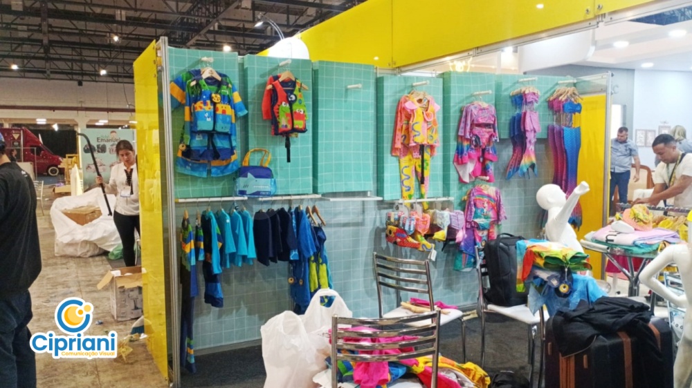 Adesivação de Stand para Feira de Roupas Infantis, Conheça 3 Imagem