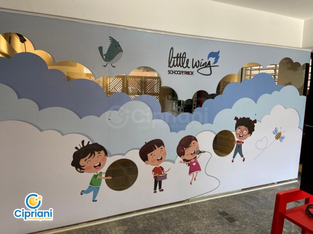 Adesivo com Desenho Infantil em Vidro Azul e Branco | Projetos Cipriani Comunicação Visual