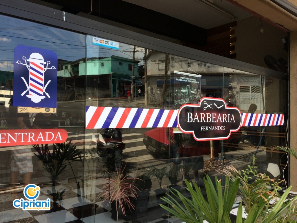 Adesivo com Logo em Barbearia Azul e Vermelho | Projetos Cipriani Comunicação Visual