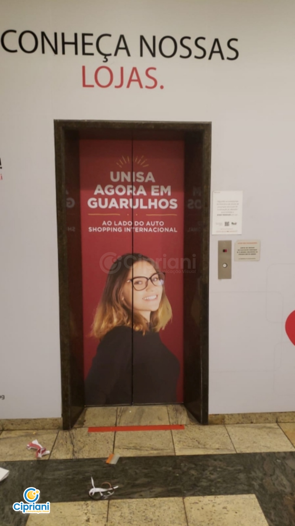 Adesivo para Ação em Elevador e Parede Vermelho e Branco 1 Imagem