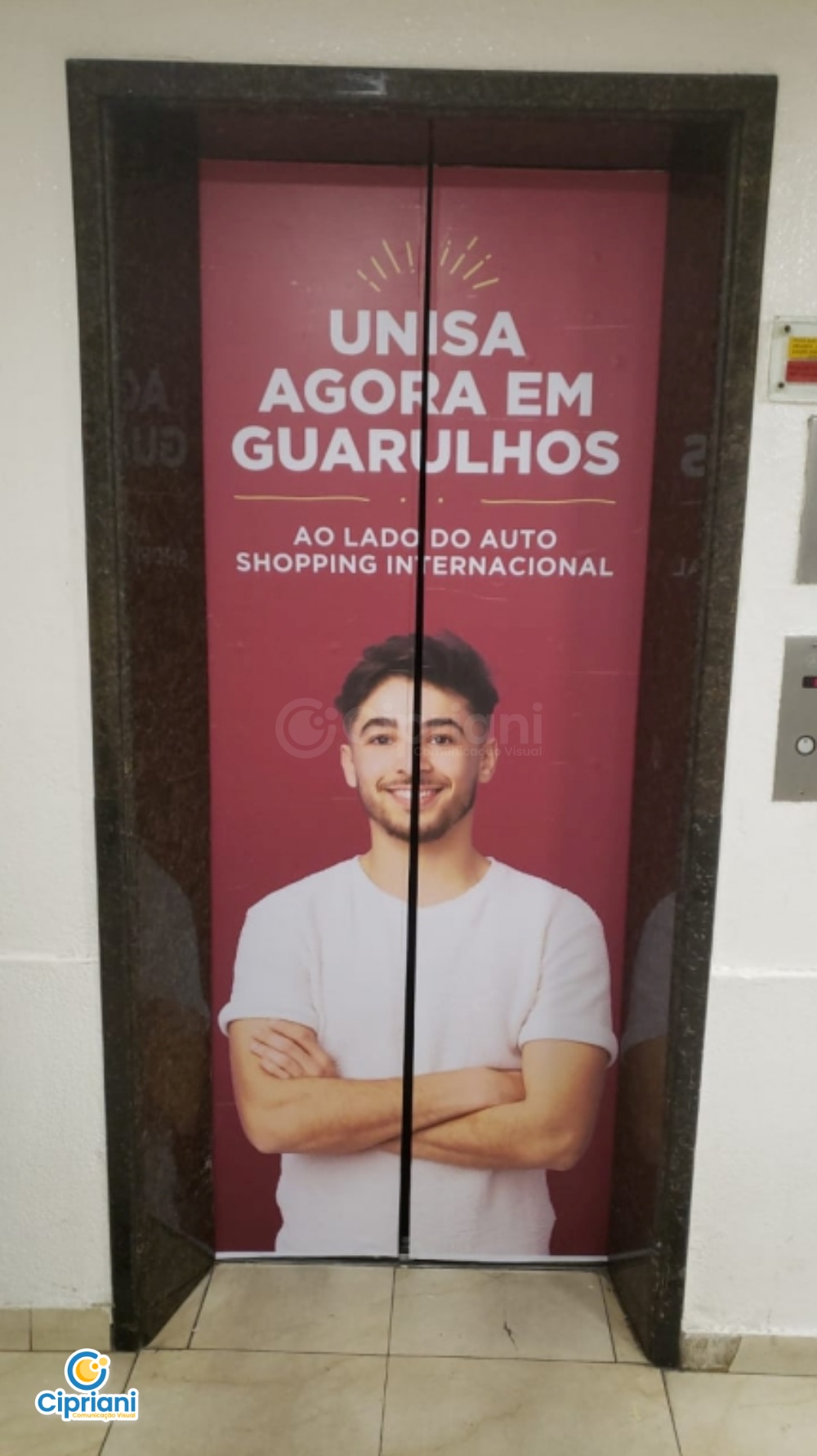 Adesivo para Ação em Elevador e Parede Vermelho e Branco 3 Imagem