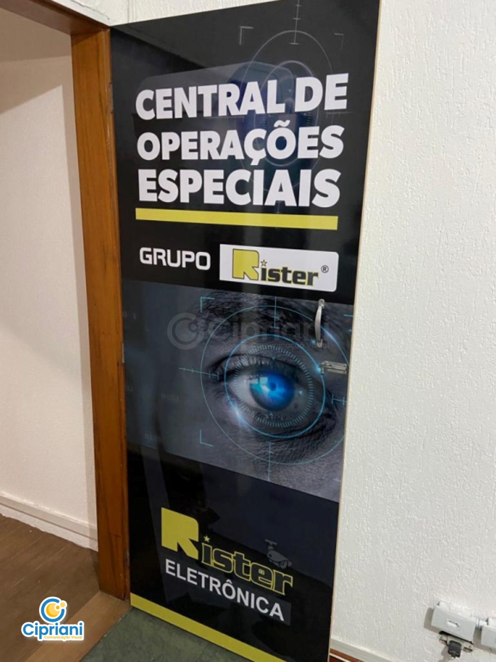 Adesivo para Porta de Sala Comercial Preto e Amarelo | Projetos Cipriani Comunicação Visual