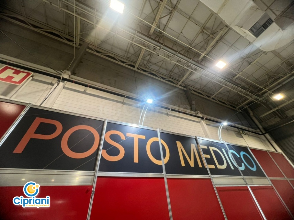 Adesivo para Posto Médico de Evento Vermelho e Laranja | Projetos Cipriani Comunicação Visual