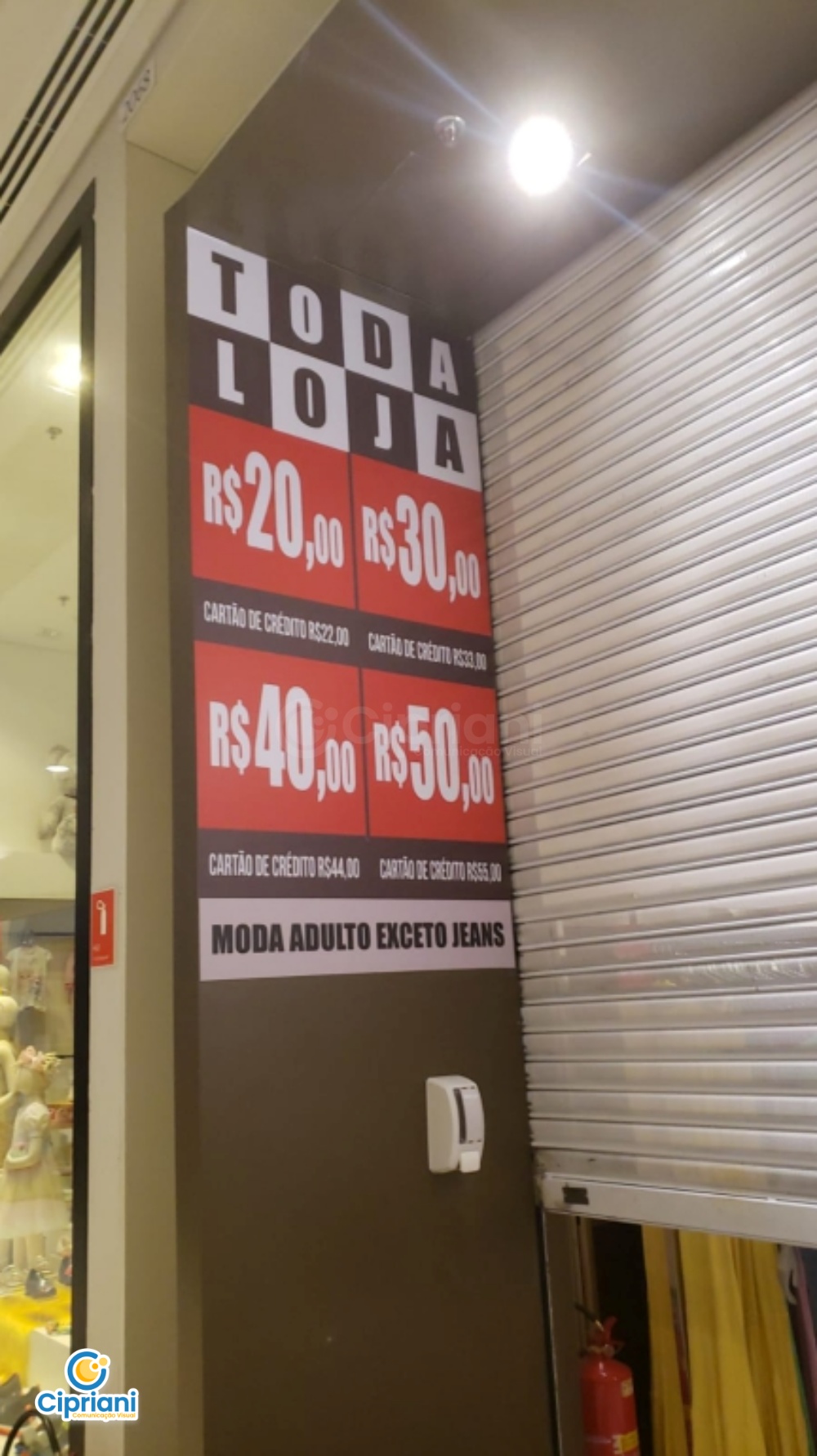 Adesivo para Promoção em Loja de Shopping Preto e Vermelho | Projetos Cipriani Comunicação Visual