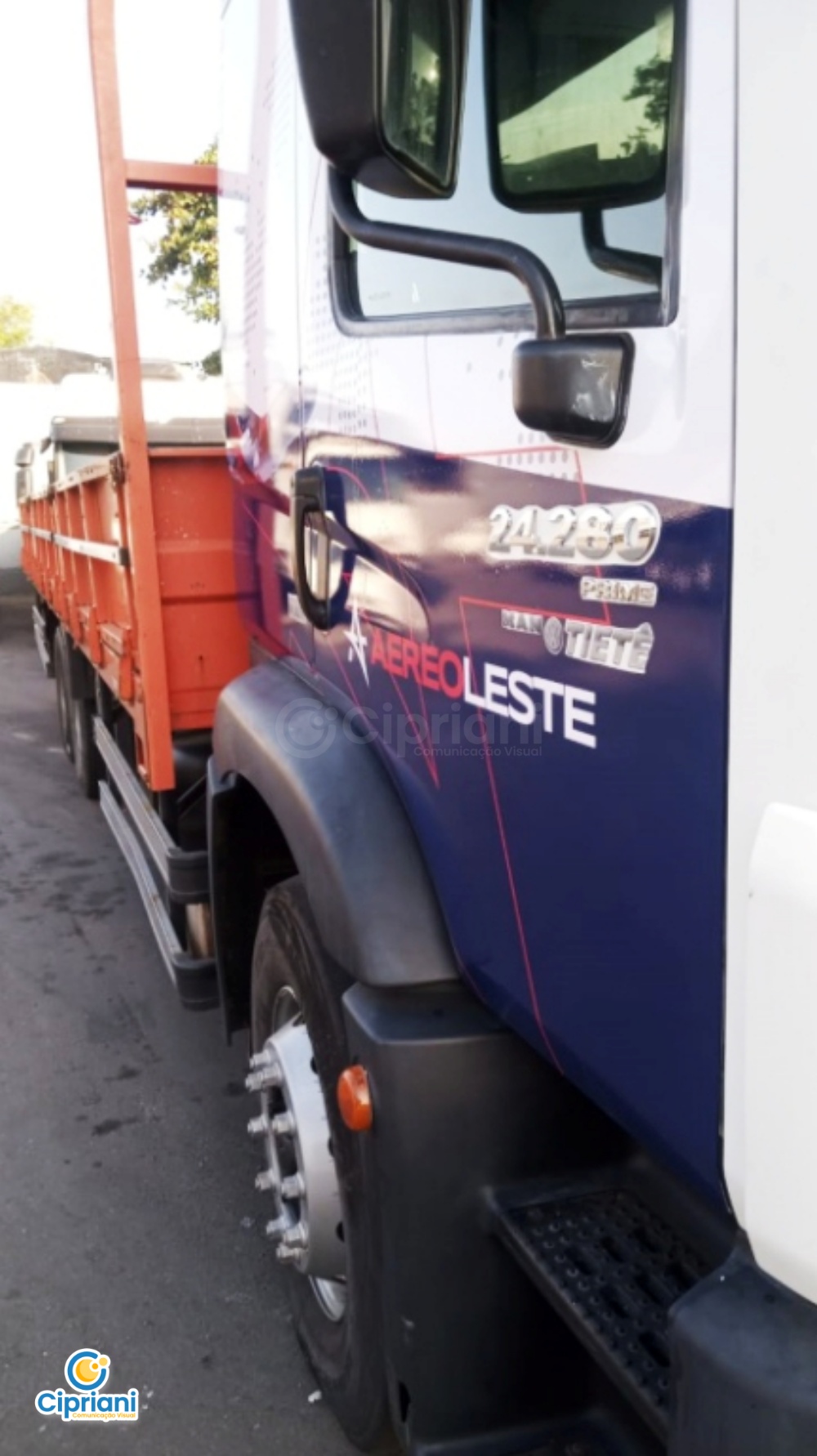 Adesivo para Veículo Cabine de Caminhão Azul e Vermelho 3 Imagem