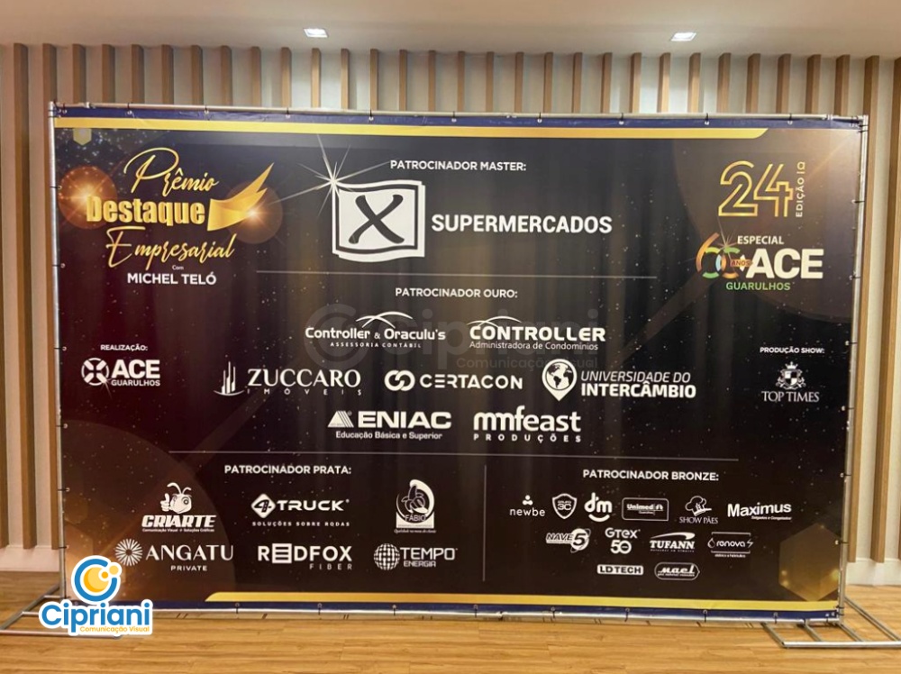 Backdrop para Evento Preto e Dourado | Projetos Cipriani Comunicação Visual