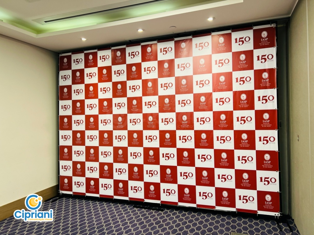 Backdrop para Foto em Evento Vermelho e Branco | Projetos Cipriani Comunicação Visual