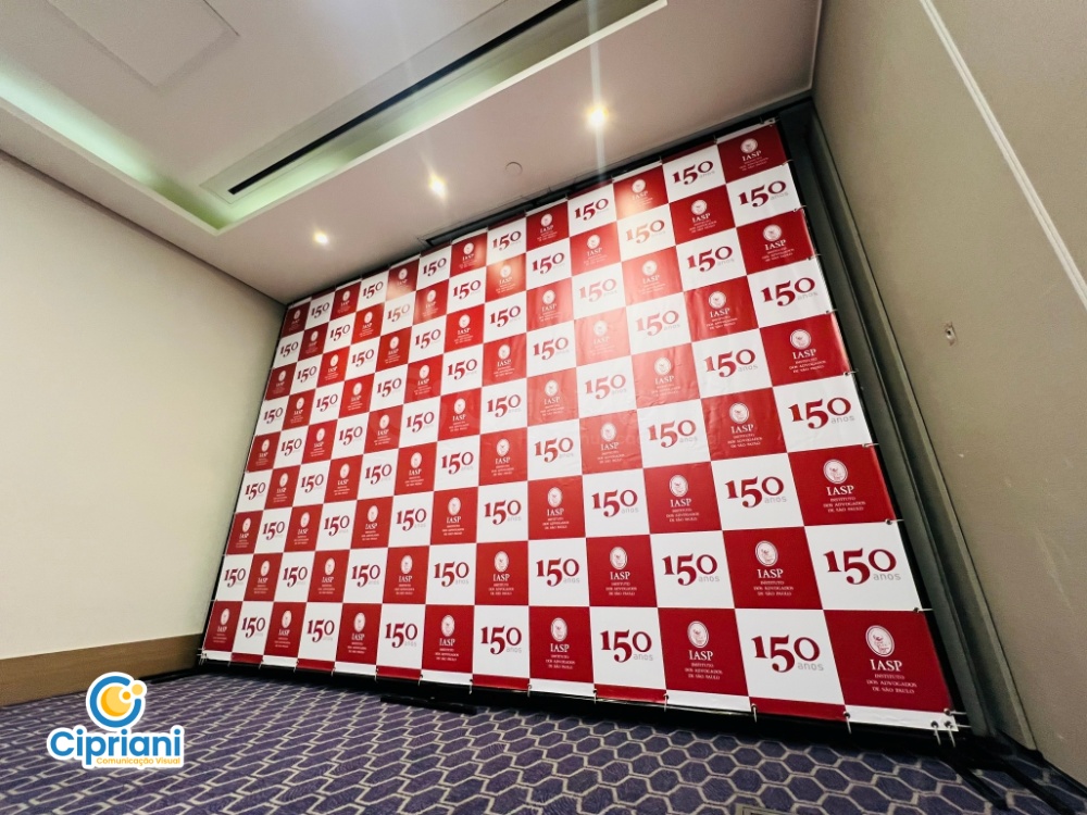 Backdrop para Foto em Evento Vermelho e Branco, Orçamento 2 Imagem