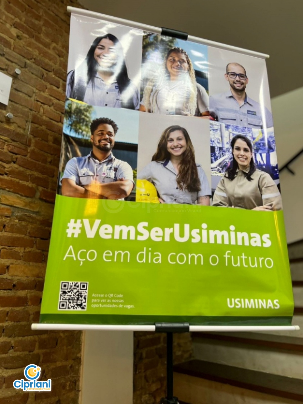 Banner em Lona com Tripé em Verde e Cinza | Projetos Cipriani Comunicação Visual