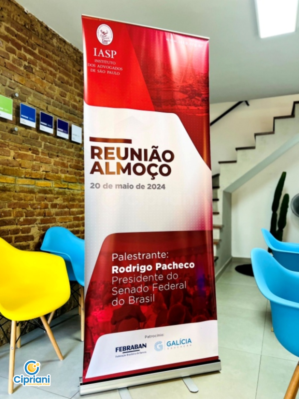 Banner RollUp 0,8 x 2m em Vermelho e Branco, Conheça 1 Imagem