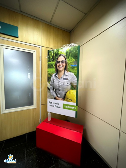 Totem Personalizado Com Mdf E Vidro | Cipriani Comunicação Visual