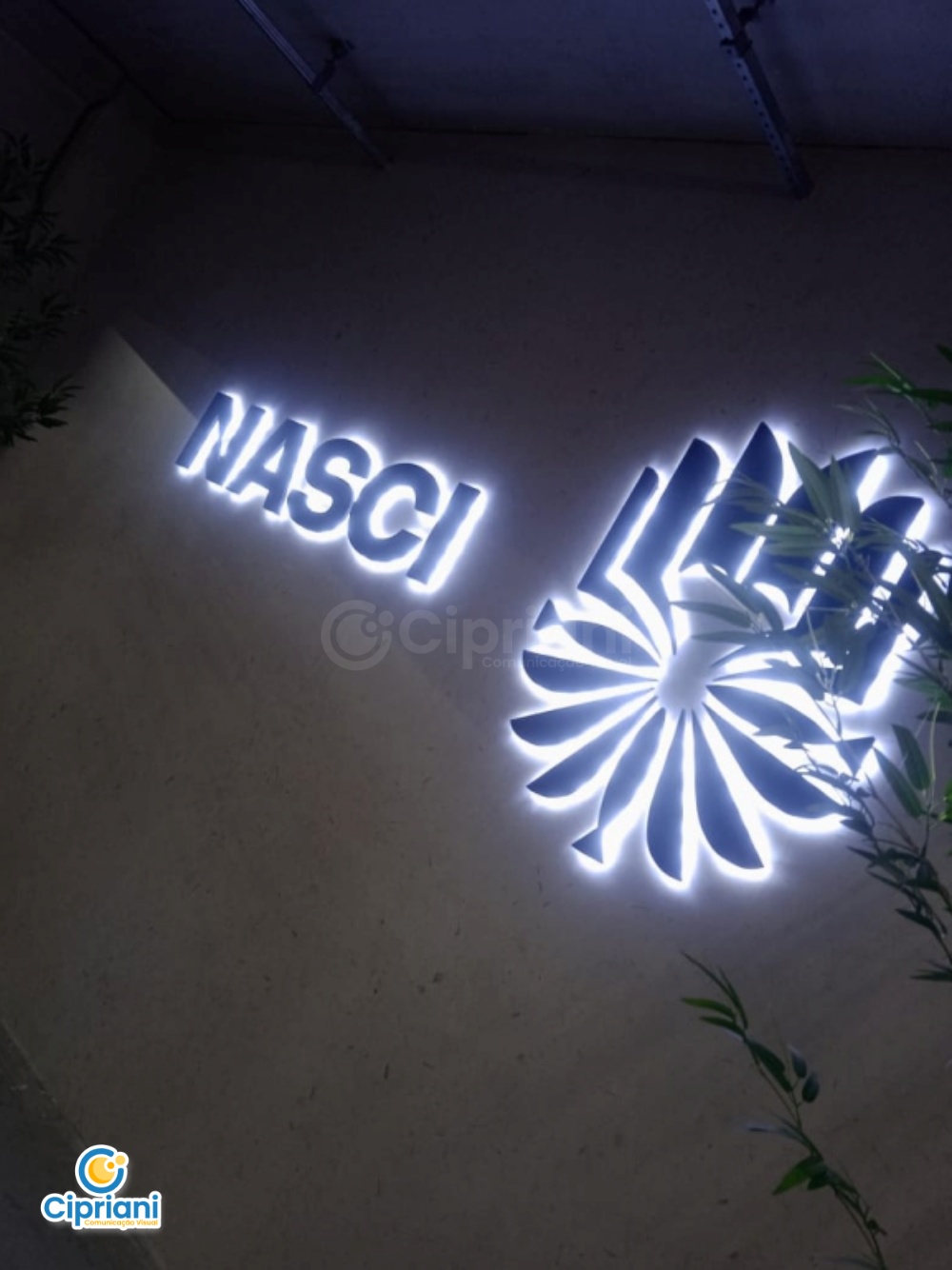 Logo com Iluminação Atrás em LED Preto e Cinza | Projetos Cipriani Comunicação Visual