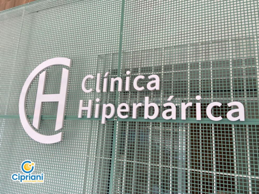 Logo em PVC para Clínica Cinza e Verde | Projetos Cipriani Comunicação Visual