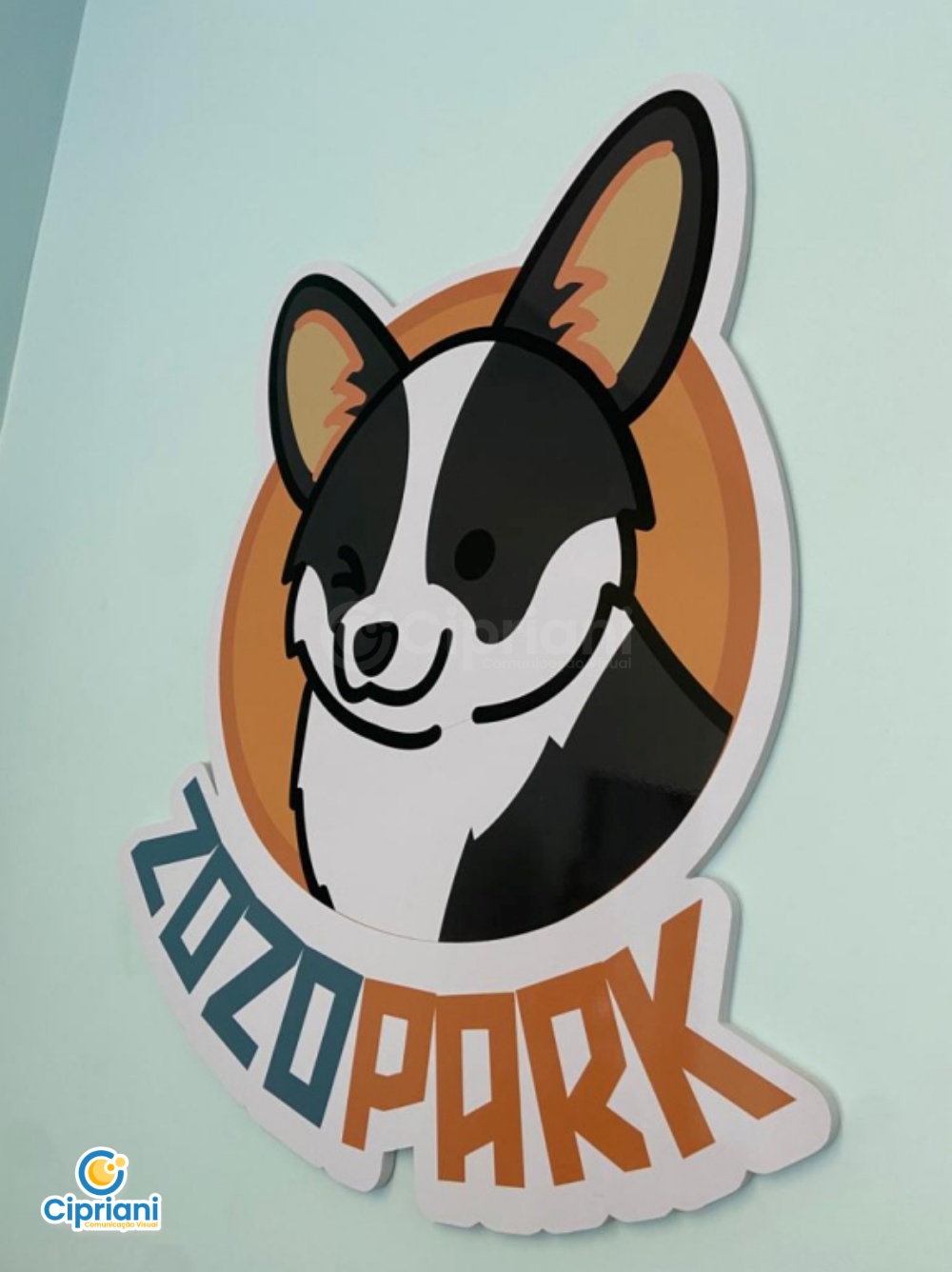 Logotipo em PVC Expandido Laranja e Preto, Compre Já 1 Imagem