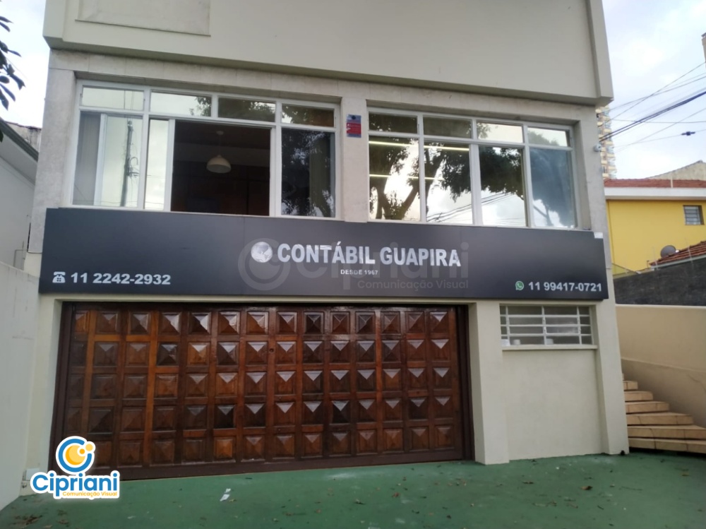 Lona com Logo na Fachada em Preto e Branco | Projetos Cipriani Comunicação Visual