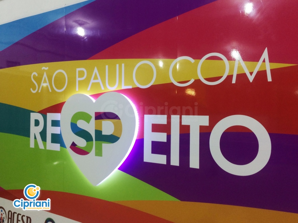 Painel Colorido e Logo LED Colorido e Branco | Projetos Cipriani Comunicação Visual