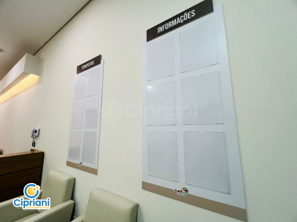 Painel de Avisos com Acrílico Branco e Marrom | Projetos Cipriani Comunicação Visual