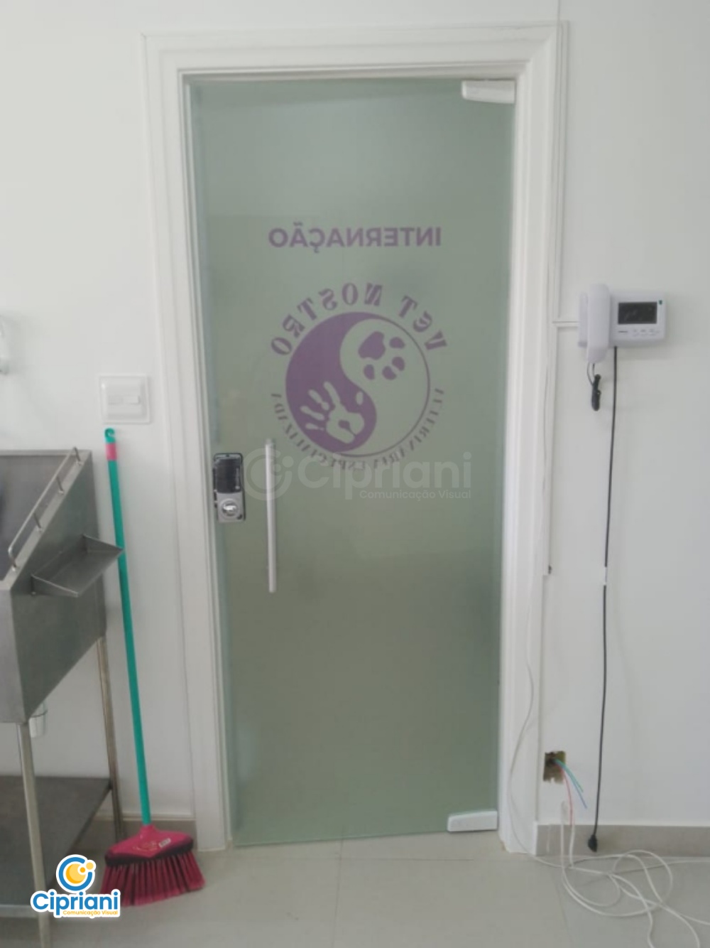 Película Jateada para Porta Clínica com Logo Roxo | Projetos Cipriani Comunicação Visual