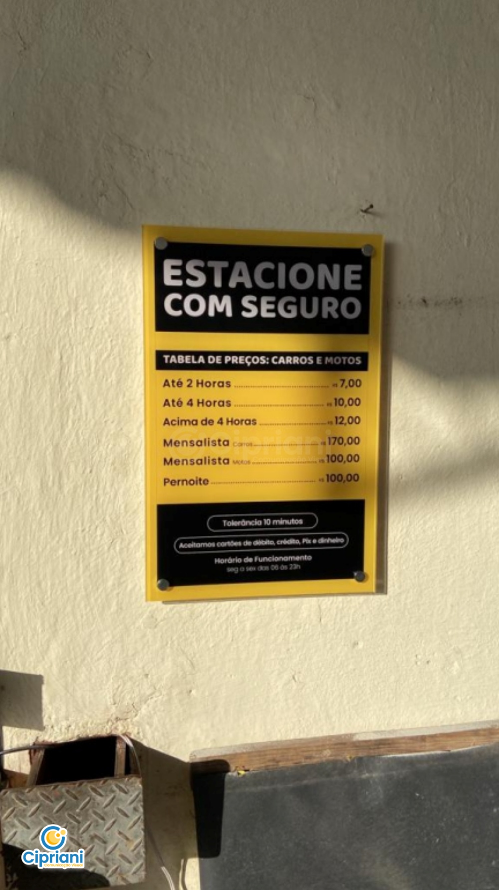 Placa Acrílico Estacionamento Preto e Amarelo | Projetos Cipriani Comunicação Visual