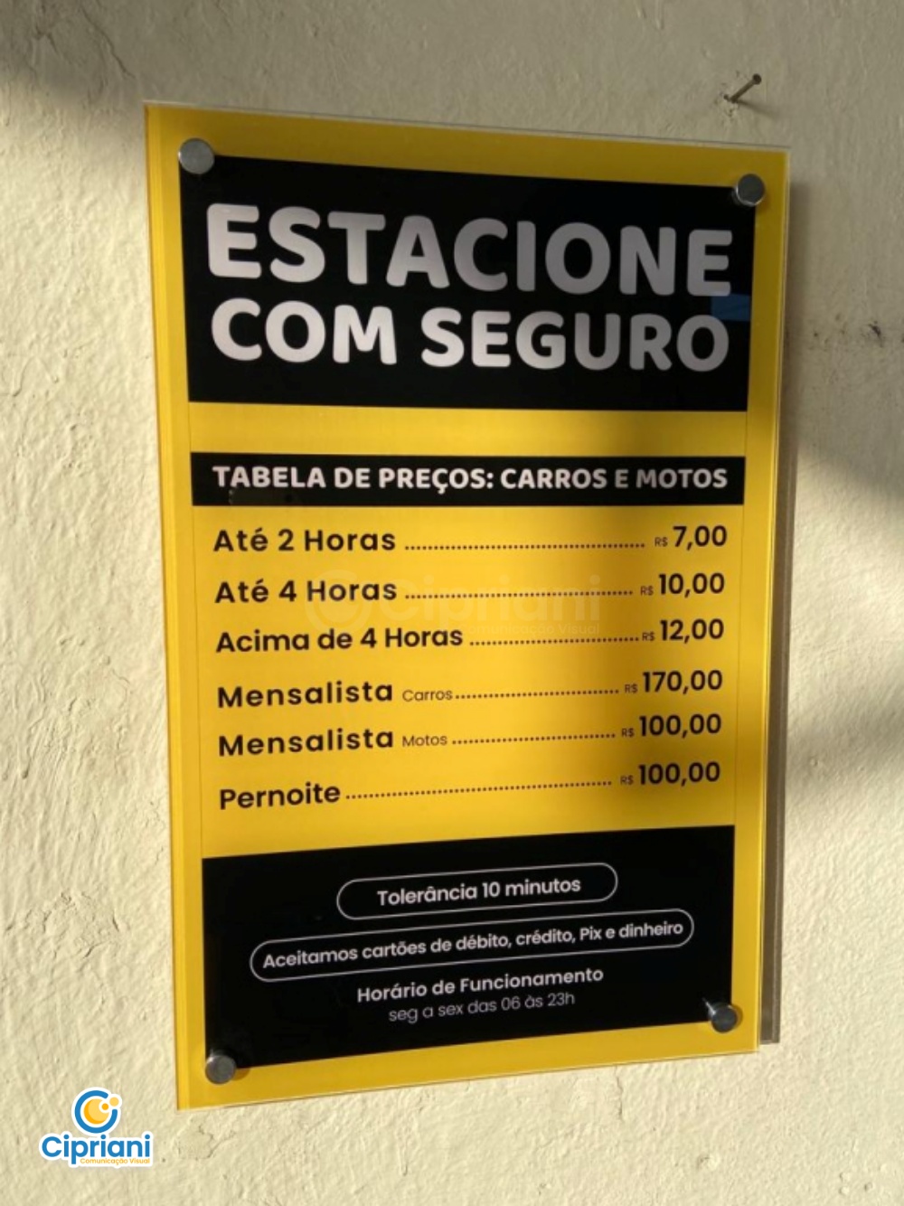 Placa Acrílico Estacionamento Preto e Amarelo, Veja Mais 1 Imagem