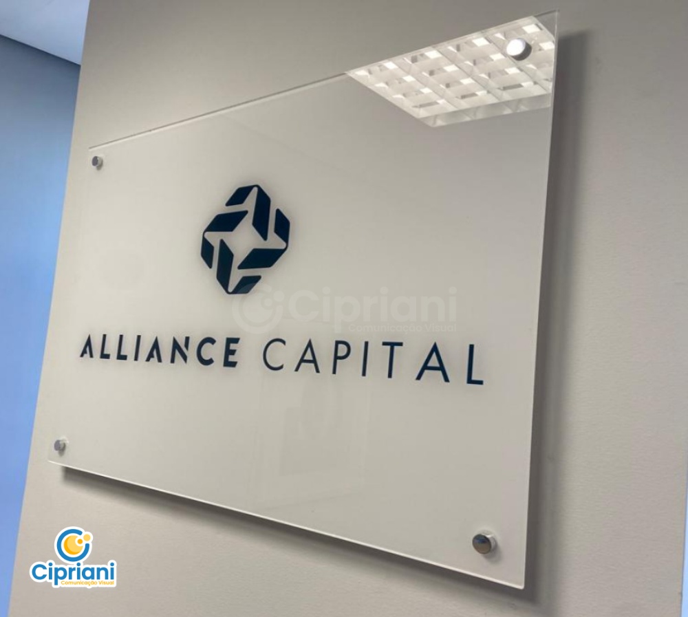 Placa de Acrílico com Logo Branco e Azul | Projetos Cipriani Comunicação Visual