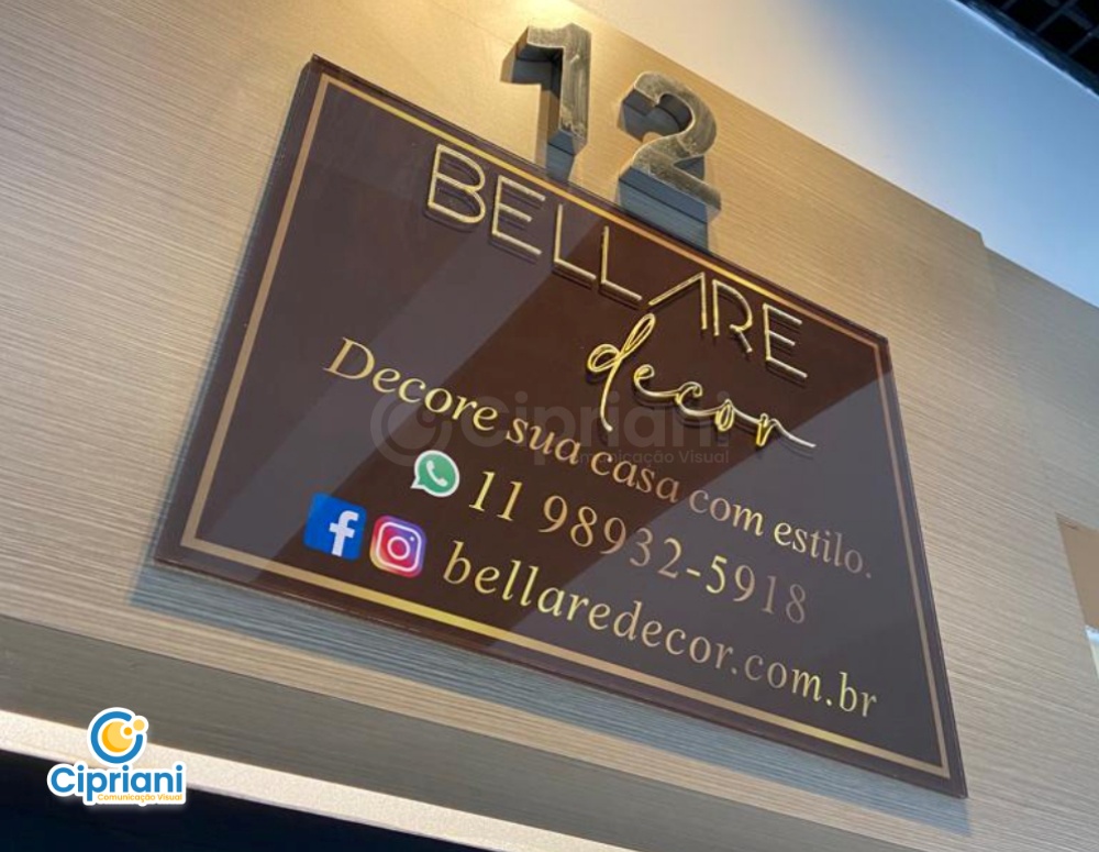 Placa de Acrílico com Relevo Dourado e Marrom | Projetos Cipriani Comunicação Visual