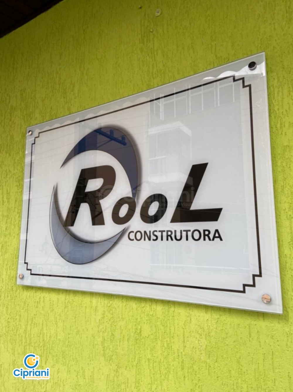 Placa de Acrílico em Fachada Cinza e Branco | Projetos Cipriani Comunicação Visual