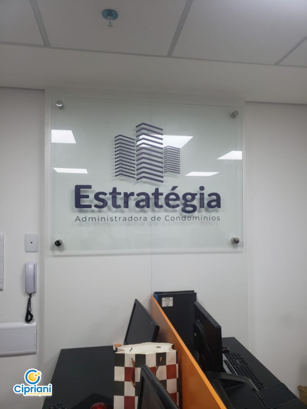 Placa de Acrílico Escritório Azul e Transparente | Projetos Cipriani Comunicação Visual