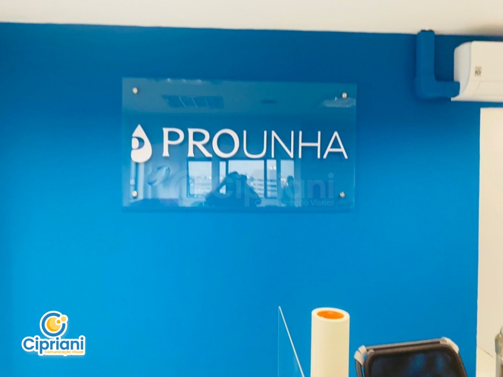 Placa de Acrílico Logo Vazado Branco e Azul | Projetos Cipriani Comunicação Visual