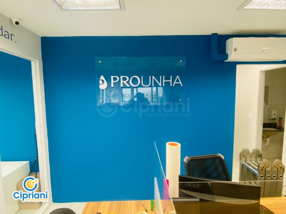 Placa de Acrílico Logo Vazado Branco e Azul, Cote Já 2 Imagem