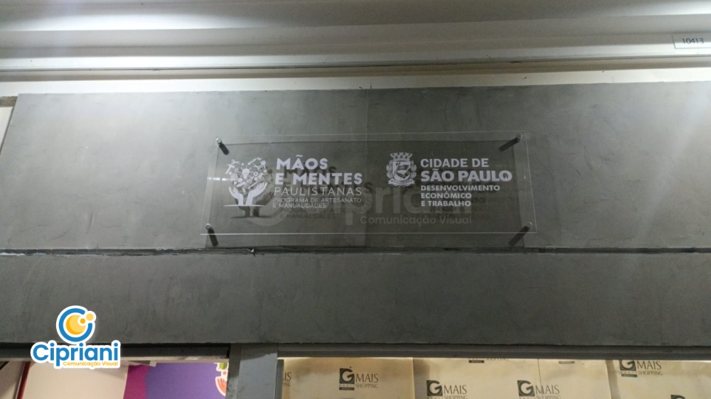 Placa de Acrílico Logo Vazado Branco e Transparente | Projetos Cipriani Comunicação Visual