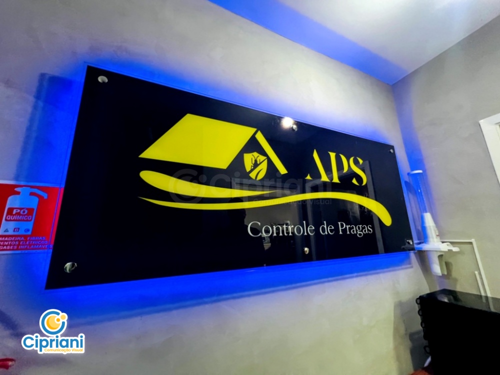 Placa de Vidro com LED Preto e Amarelo | Projetos Cipriani Comunicação Visual