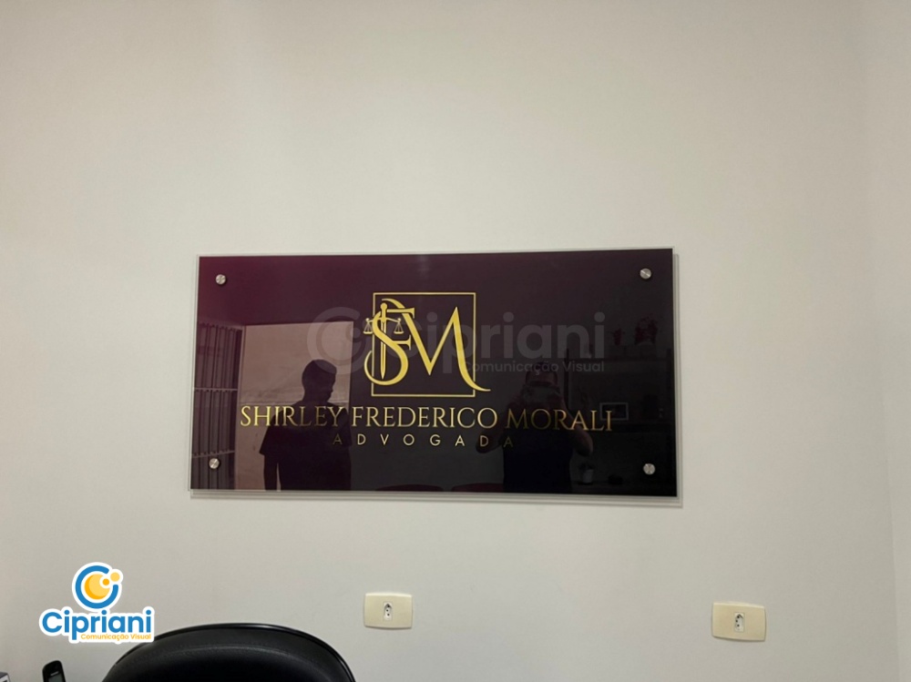 Placa de Vidro Logo Dourado Vinho e Dourado, Saiba Mais 1 Imagem