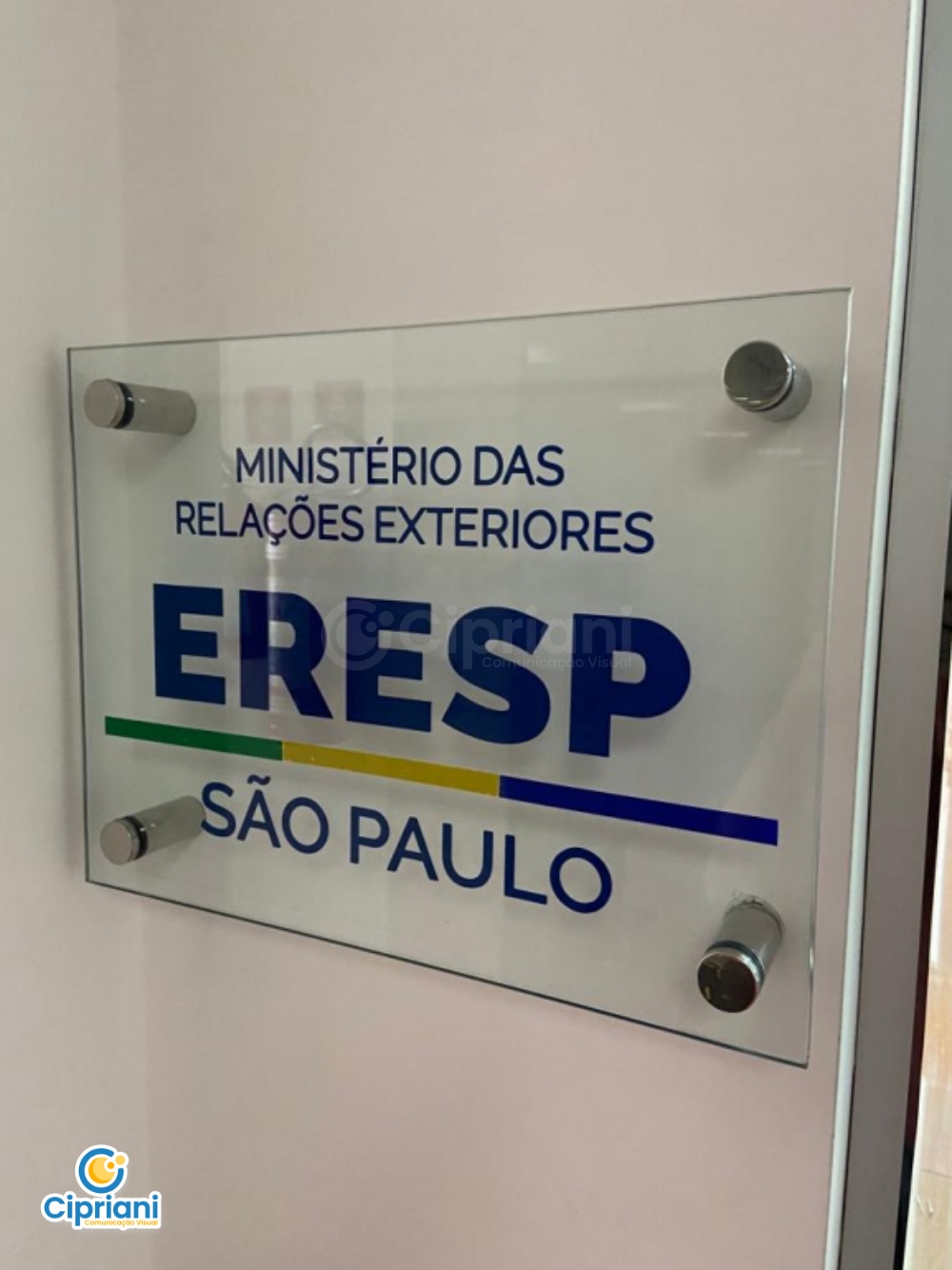 Placa de Vidro Pequena Azul e Amarelo | Projetos Cipriani Comunicação Visual