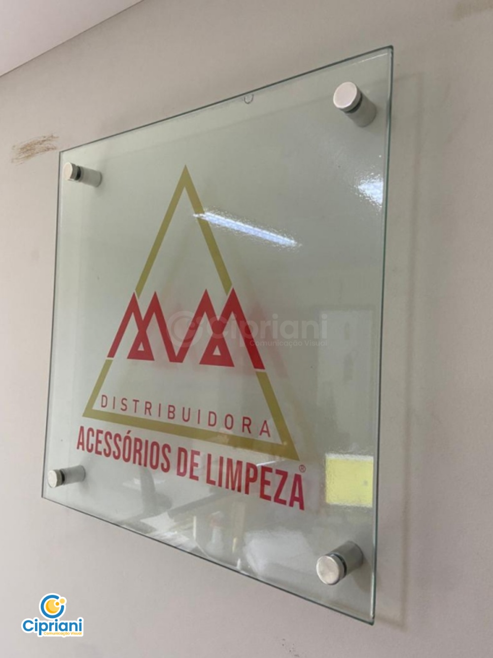 Placa e Vidro Logo Adesivo Vermelho e Transparente | Projetos Cipriani Comunicação Visual