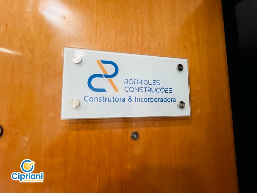 Placa em Vidro para Porta Azul e Laranja | Projetos Cipriani Comunicação Visual