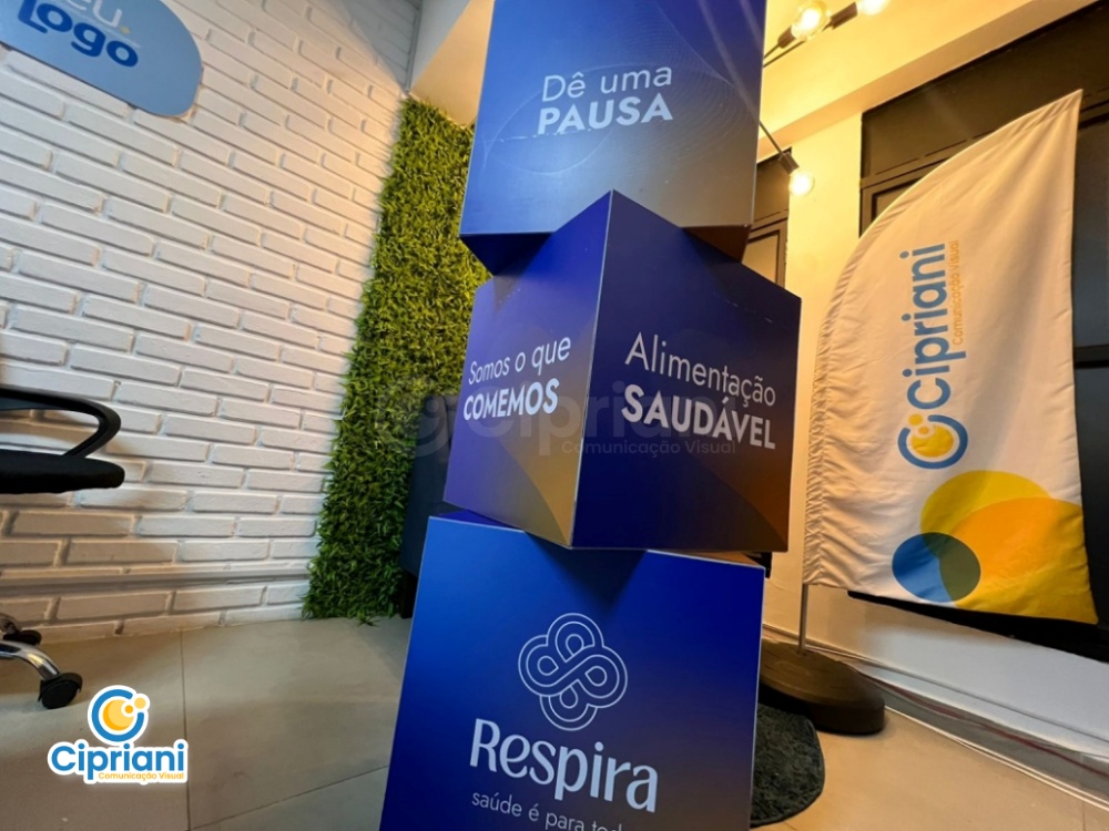 Placas Cubos para Eventos Azul e Branco | Projetos Cipriani Comunicação Visual