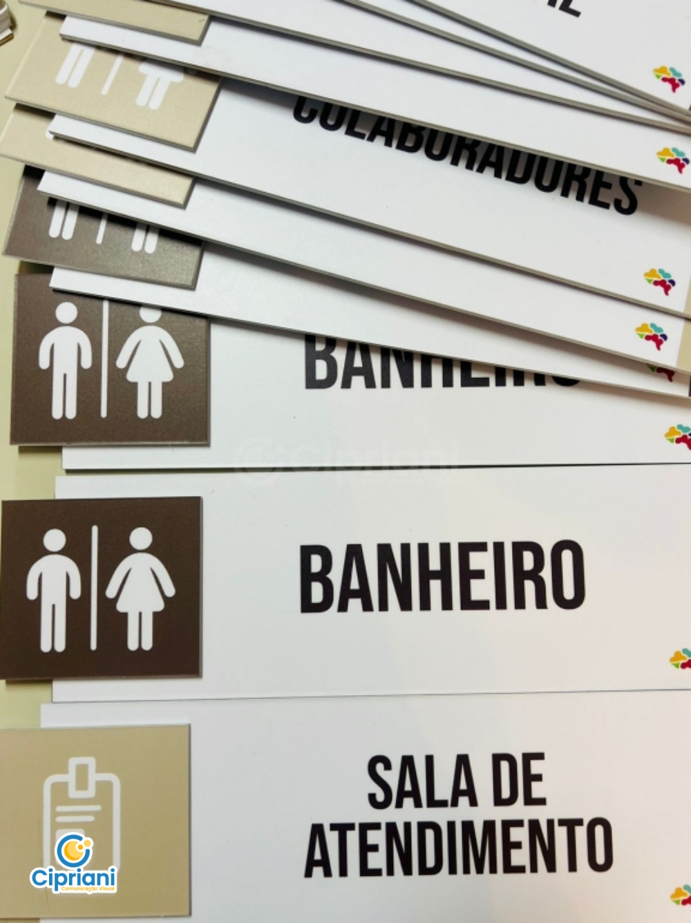 Placas Identificação de Salas em PS Marrom e Branco 1 Imagem