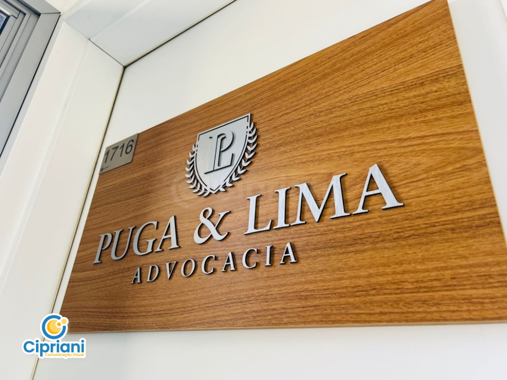 Placas Logo em Aço Escovado Madeira e Branco | Projetos Cipriani Comunicação Visual