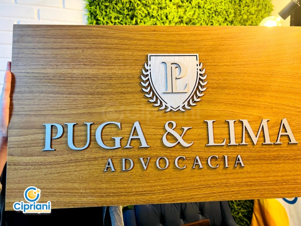 Placas Logo em Aço Escovado Madeira e Branco, Compre Já 1 Imagem