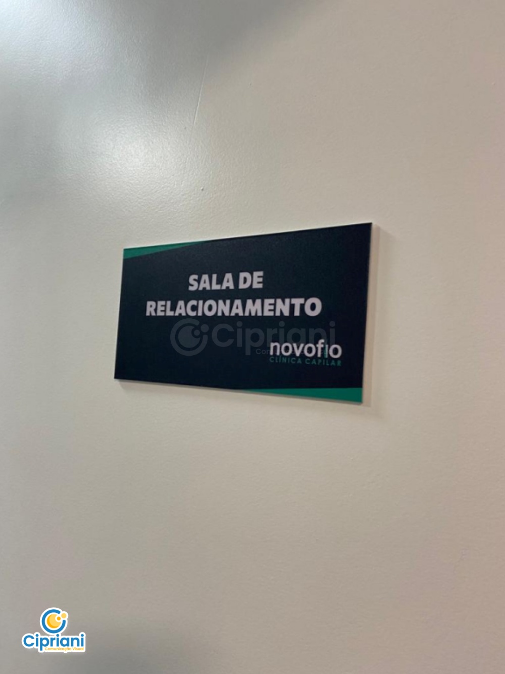 Placas Nomes das Salas em PVC Verde e Azul | Projetos Cipriani Comunicação Visual