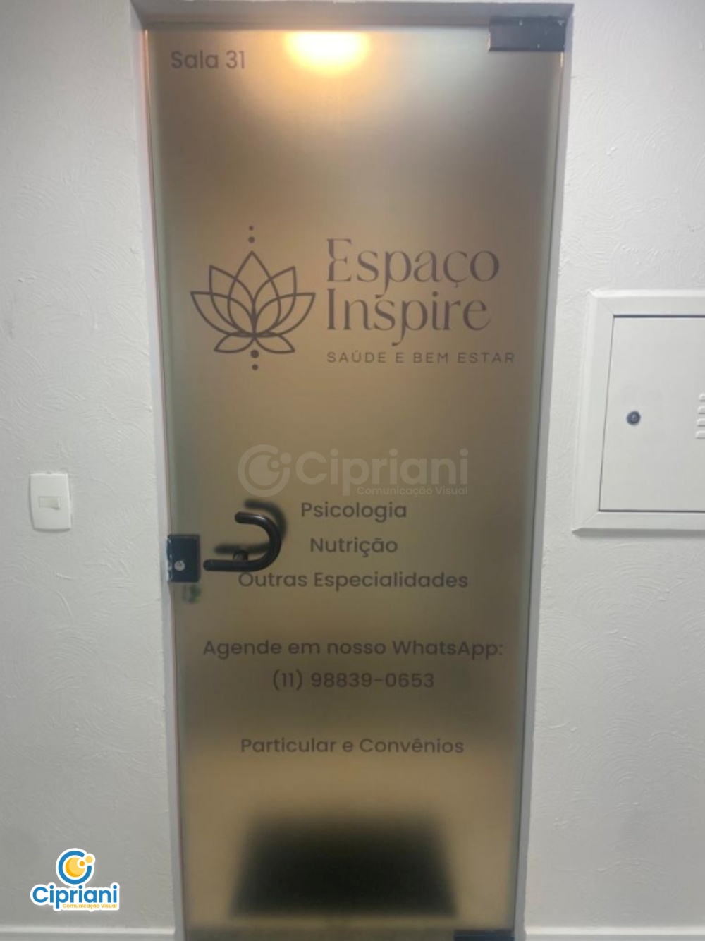 Porta de Sala de Estética com Película Jateada | Projetos Cipriani Comunicação Visual