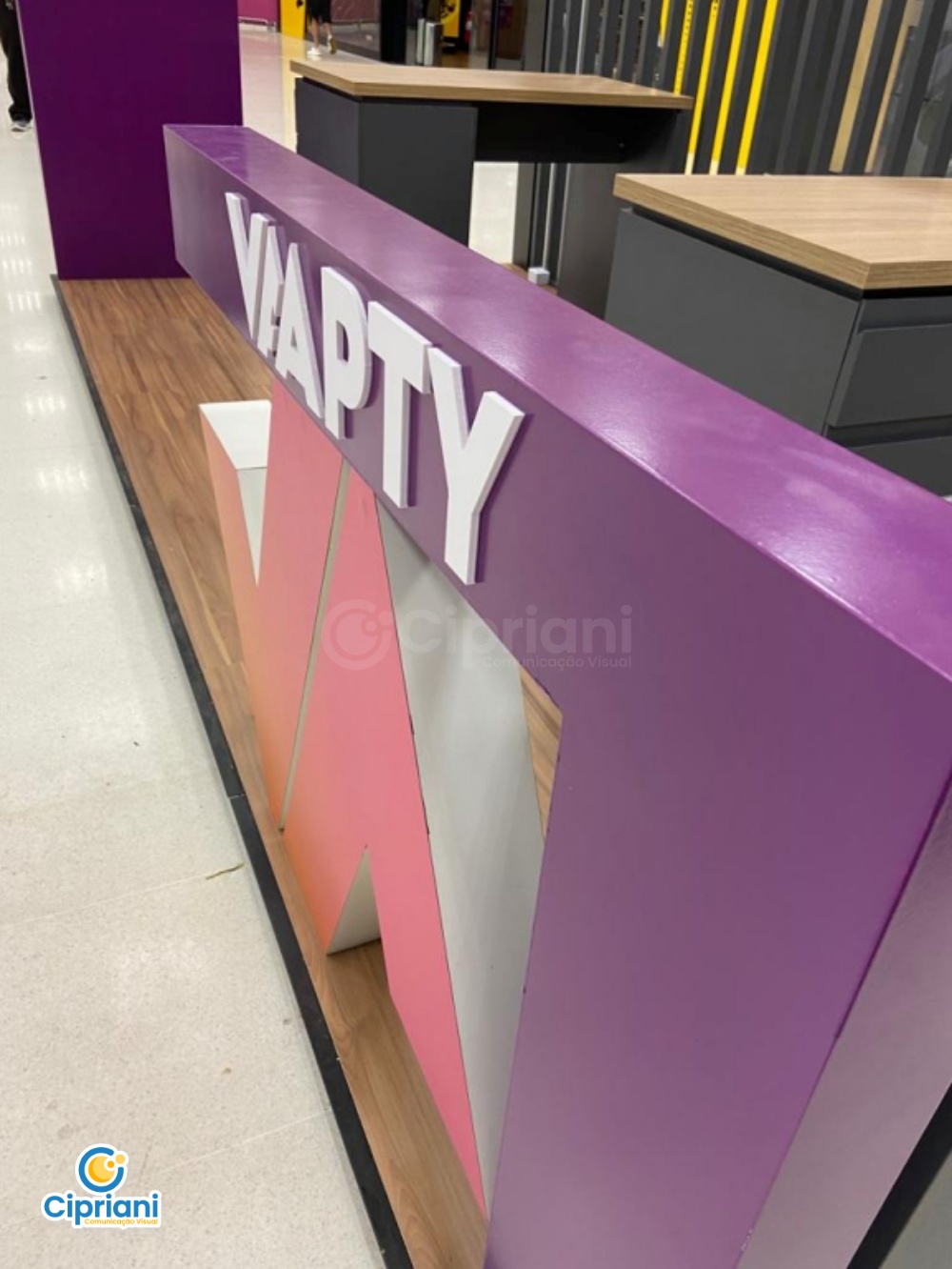 PVC Expandido para Stand Roxo e Cinza | Projetos Cipriani Comunicação Visual