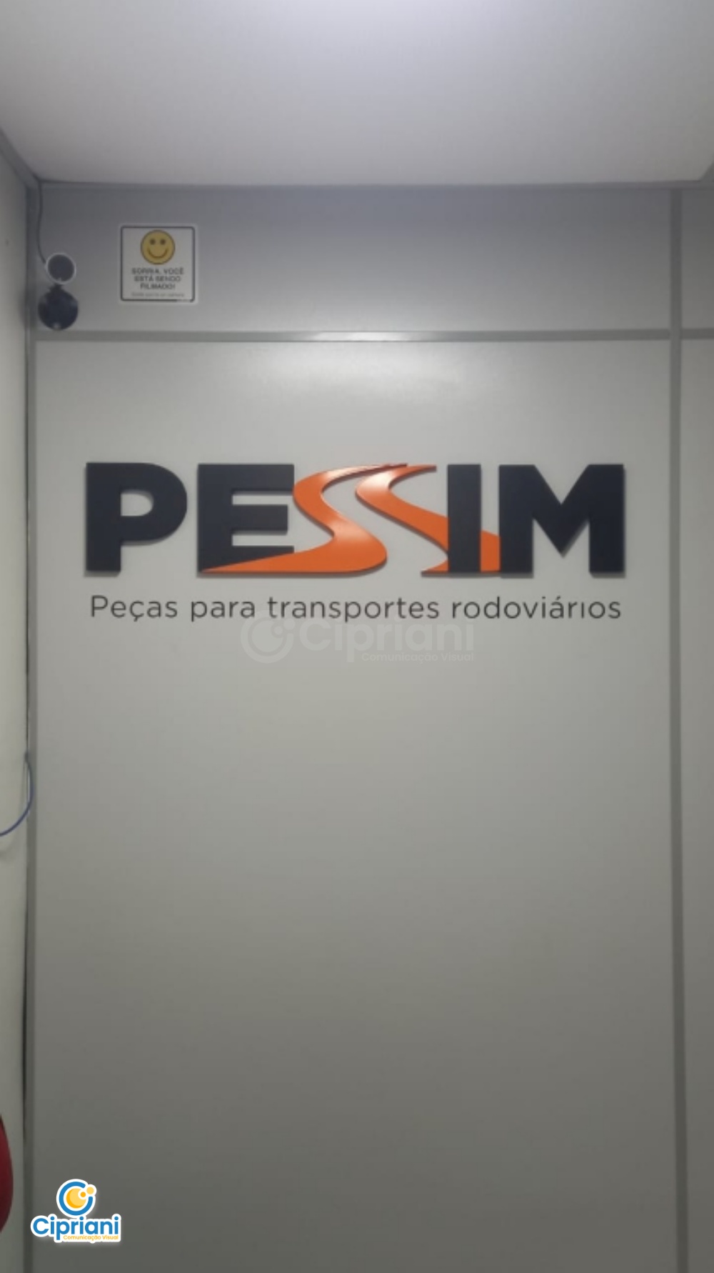 PVC Personalizado Parede Preto e Laranja | Projetos Cipriani Comunicação Visual