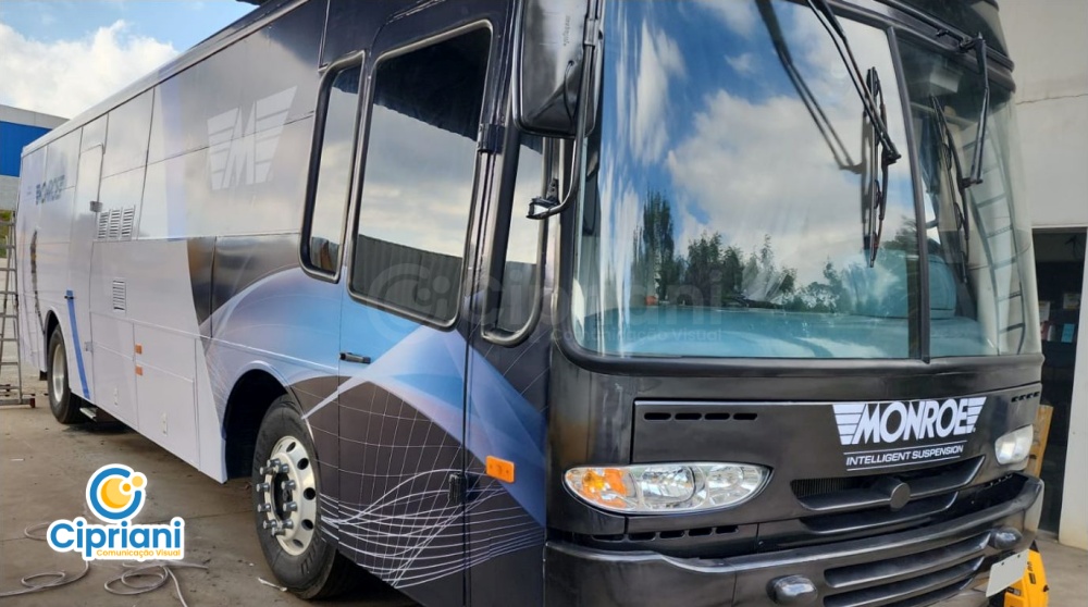 Remoção e Instalação de Adesivos Personalizados em Ônibus 1 Imagem